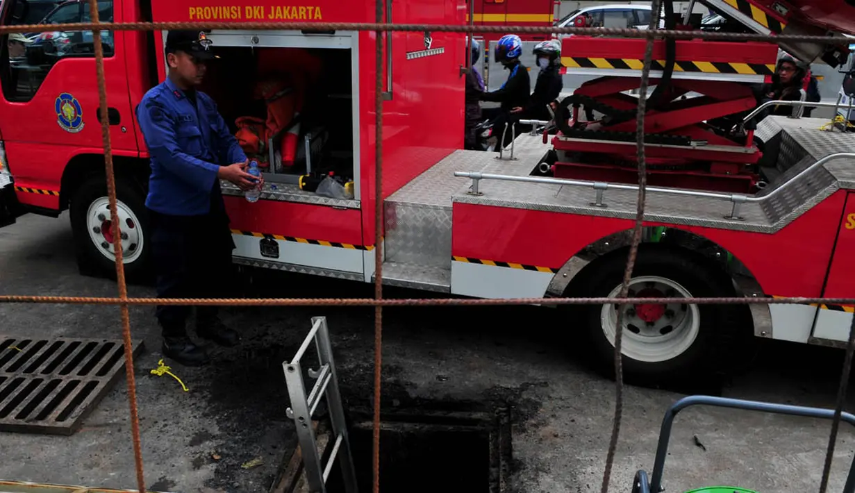 Pipa gas yang berada  di gorong-gorong jalur lambat Jenderal Sudirman bocor dan meluapkan api, Jakarta, Kamis, (17/7/14), (Liputan6.com / Johan Tallo)