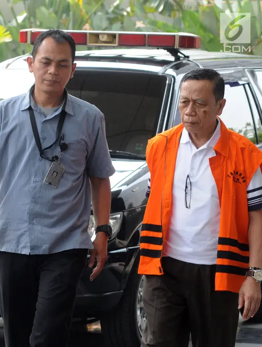 Anggota Komisi IX DPR Amin Santono saat akan menjalani pemeriksaan lanjutan di Gedung KPK, Jakarta, Senin (30/7). Pemeriksaan untuk melengkapi berkas terkait dugaan suap Dana Perimbangan Keuangan Daerah pada APBN-P TA 2018. (Merdeka.com/Dwi Narwoko)