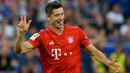 Striker Bayern Munchen, Robert Lewandowski, merayakan gol yang dicetaknya ke gawang Schalke pada laga Bundesliga di Veltins-Arena, Gelsenkirchen, Sabtu (24/8). Schalke kalah 0-3 dari Munchen. (AFP/Uwe Kraft)