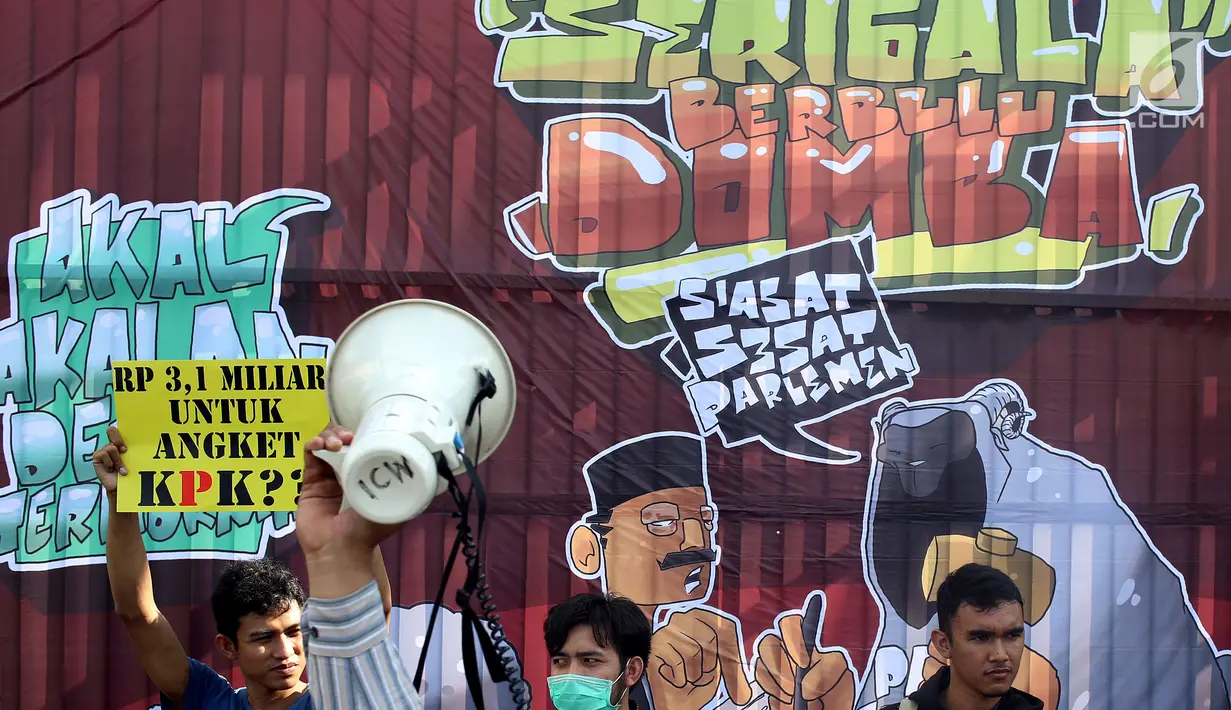 Sejumlah Mahasiswa berorasi saat melakukan Aksi di depan Gedung MPR/DPR Jakarta, Jumat (16/6). Dalam aksinya mereka menuntut Tolak Angket KPK. (Liputan6.com/Johan Tallo)