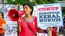 Seorang aktivis Perempuan Indonesia Antikorupsi berorasi saat menggelar aksi menolak korupsi di Bundaran HI, Jakarta, Minggu (8/3/2015). Mereka juga meminta Presiden Jokowi tegas dalam memberantas korupsi di Indonesia. (Liputan6.com/Yoppy Renato) 