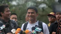 Pelatih Thailand Kiatisuk Senamuang memberikan saat memberikan press conference di Lapangan Sekolah Pelita Harapan, Sentul, (12/12/2016). (Bola.com/Nicklas Hanoatubun)