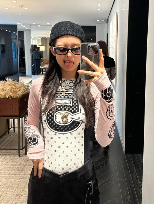 <p>Penyanyi yang berperan sebagai rapper Blackpink ini berpose menggunakan kacamata hitamnya. (Instagram/@jennierubyjane)</p>