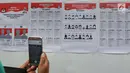 Warga mengambil gambar contoh surat suara saat mengikuti simulasi pemungutan dan pencoblosan surat suara Pemilu 2019 di Taman Suropati, Jakarta, Rabu (10/4). Simulasi dilakukan untuk meminimalisir kesalahan dan kekurangan saat pencoblosan pemilu pada 17 April nanti (Liputan6.com/Johan Tallo)
