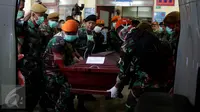 Petugas menggotong peti jenazah korban Hercules C-130 yang telah teridentifikasi untuk dipulangkan ke keluarga korban, di RSUP Haji Adam Malik, Medan, Sumatera utara, Kamis (2/7/2015). (Liputan6.com/Johan Tallo)