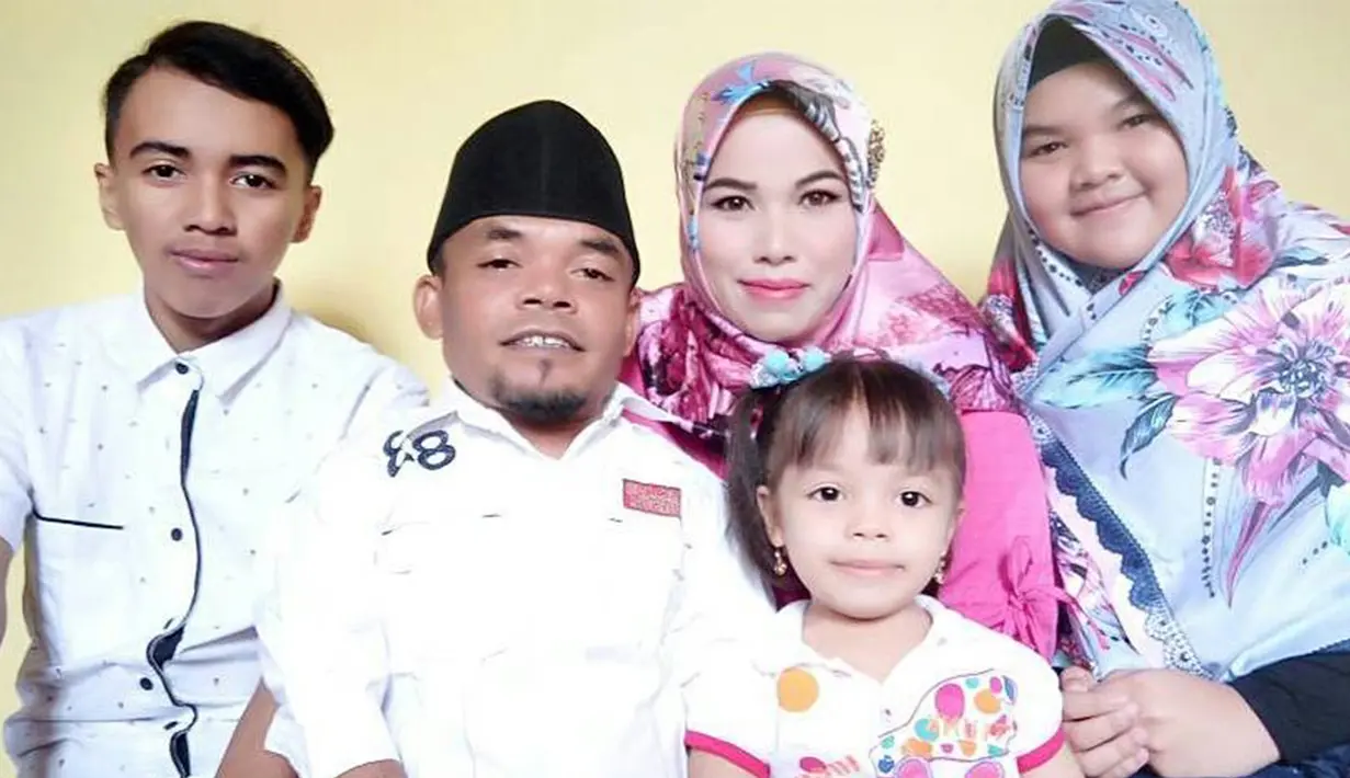 Ucok selalu memberikan perhatian pada anak bungsunya tersebut. Ucok Baba menikah dengan Rina Angelina pada tahun 1997 dan dikaruniai 4 orang anak. (Liputan6.com/IG/@ucokk.baba)