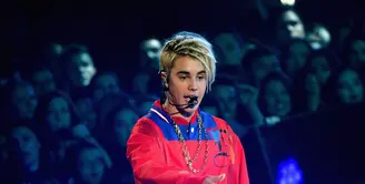 Pelantun lagu 'Sorry', Justin Bieber tiada hentinya mengubah transformasi gaya rambutnya. Mengawali karier dengan rambut poni samping hingga berambut gimbal, kini Justin rupanya bosan dan memangkas lagi rambutnya. (AFP/Bintang.com)