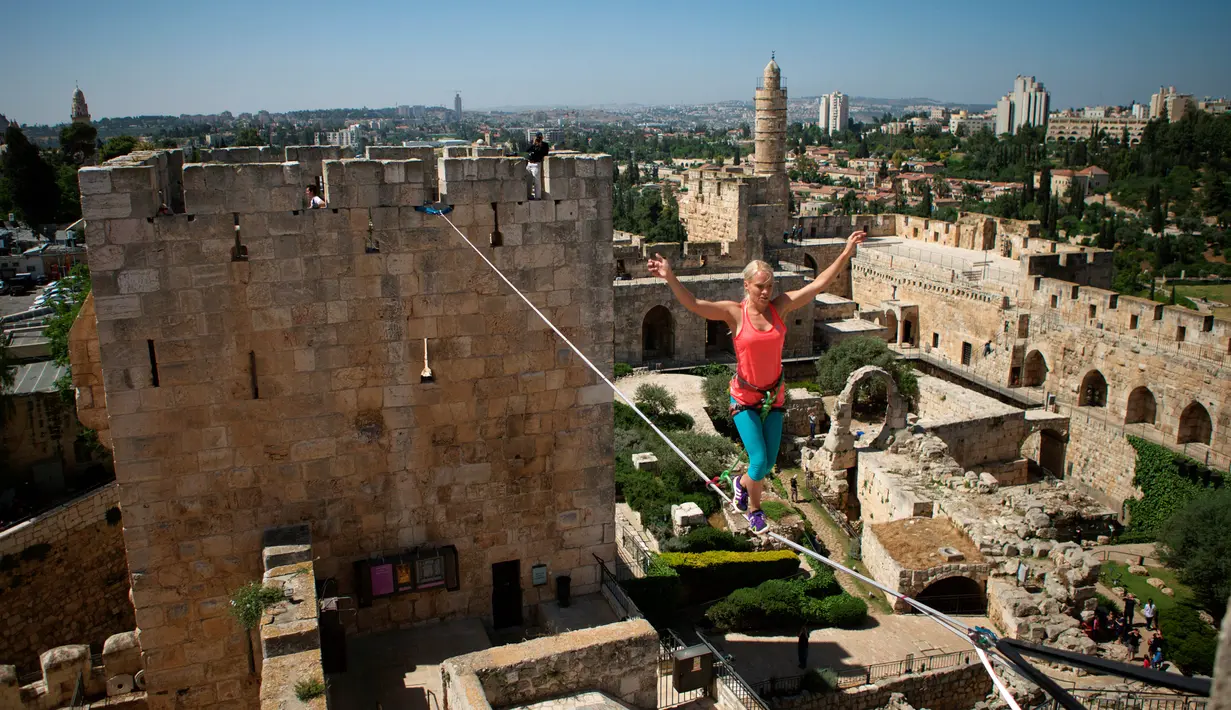 Slackliner Amerika, Heather Larsen saat beraksi melintasi dua menara Museum David di Yerusalem 2 Mei 2016. Museum David yang dikenal dengan museum "Biblical king" ini dilewati Larsen dengan tenang. (REUTERS / Nir Elias)