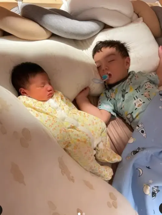 Baby Ara disebut mirip dengan Ammar sementara Air mirip dengan irish. "Sprti melihat momy dan dady kecil," kata salah satu warganet. (Foto: Instagram/ ammarzoni)