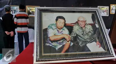 Pemeran foto Gus Dur menyemarakkan Muktamar NU ke-33 yang digelar di Jombang, Selasa (4/8/2015). 50 foto menampilkan rekaman Gus Dur sebelum dan saat menjadi Presiden RI ke-4. (Liputan6.com/Johan Tallo)