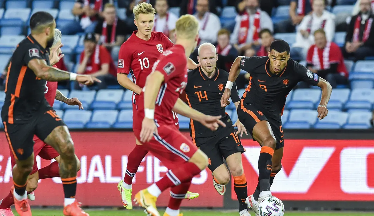 Pemain Norwegia Martin Odegaard (tengah) berebut bola dengan pemain Belanda Davy Klaassen dan Cody Gakpo pada pertandingan kualifikasi Piala Dunia 2022 di Stadion Ullevaal, Oslo, Norwegia, Rabu (1/9/2021). Pertandingan berakhir dengan skor 1-1. (Fredrik Varfjell/NTB via AP)