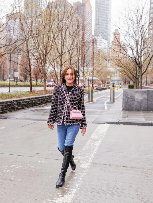 Dalam melengkapi penampilannya, Shandy pun selalu membawa sling bag. [Foto: Instagram/shandyaulia]