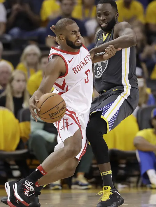 Pemain Rockets, Chris Paul (kiri) berusaha melewati pemain Warriors, Draymond Green pada gim keempat final NBA basketball Wilayah Barat di Oracle Arena, Oakland (22/5/2018). Rockets menang 95-92. (AP/Marcio Jose Sanchez)