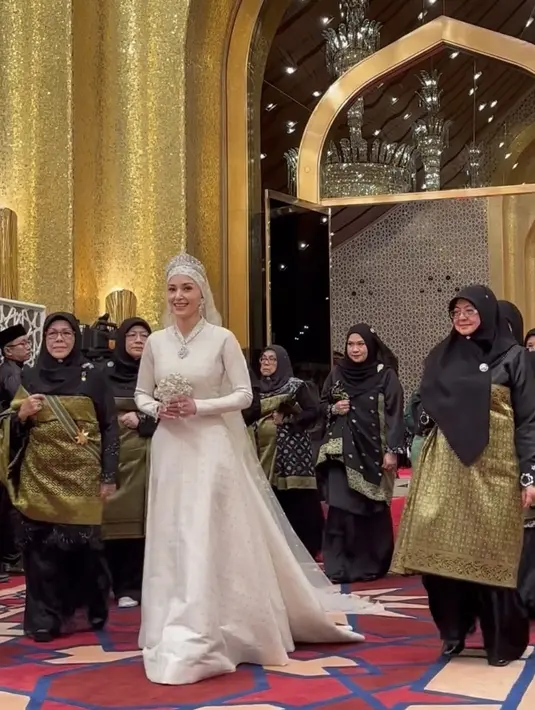 6 Gaya Elegan Putri Anisha Rosnah Kenakan Mahkota serta Dibalut Gaun