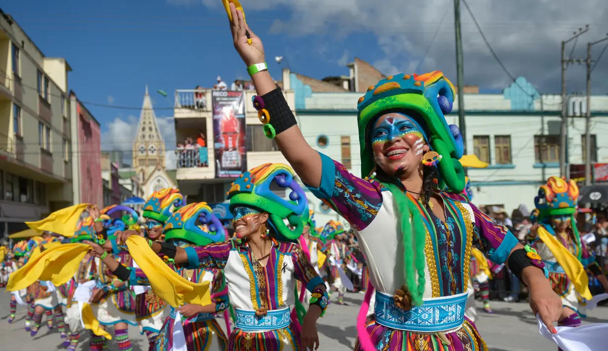 Orang-orang mengambil bagian dalam parade "Canto a la Tierra" selama Karnaval Hitam dan Putih di Pasto, Kolombia, Jumat (3/1/2020). Karnaval yang telah diakui oleh UNESCO sejak 2009 tersebut berlangsung setiap Januari. (Photo by Raul ARBOLEDA / AFP)