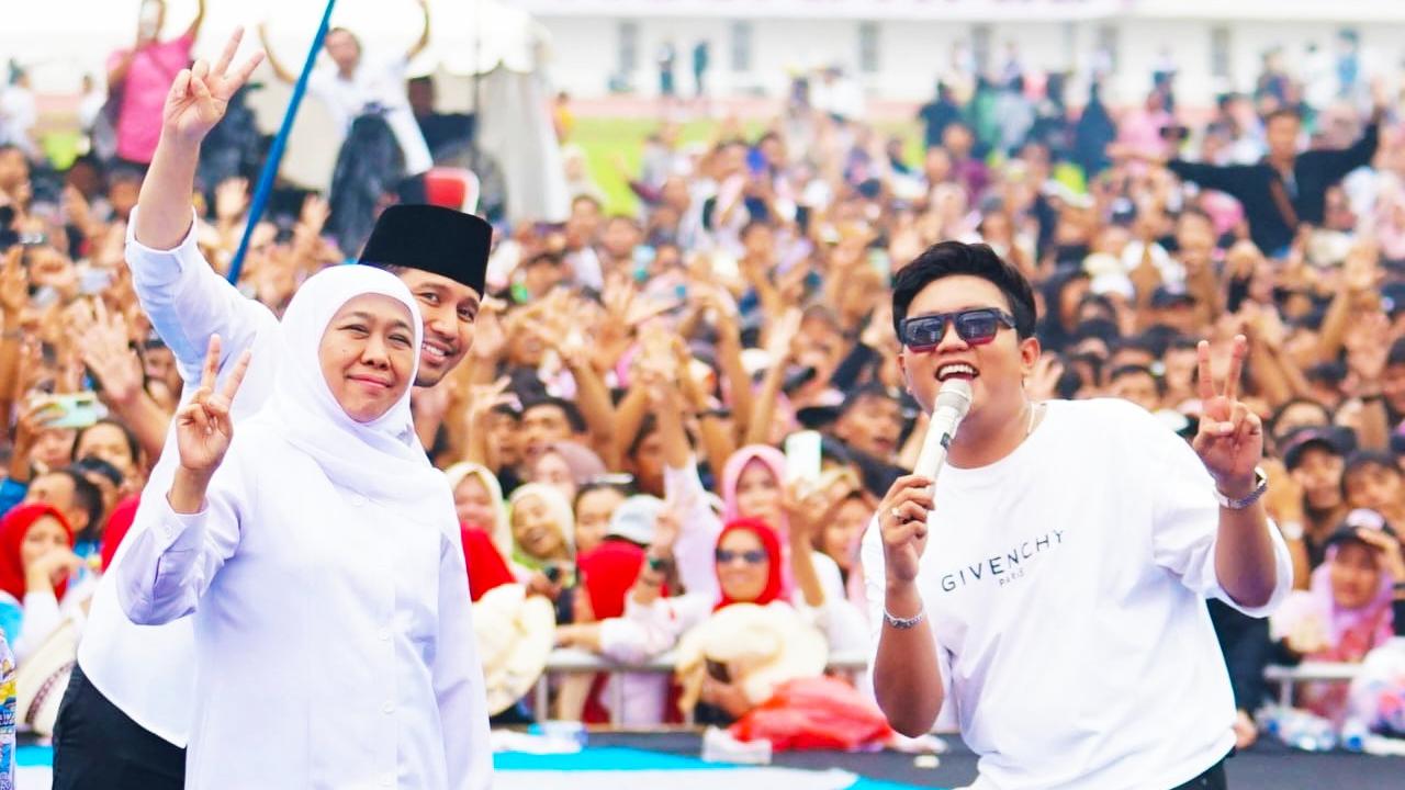 Heboh, Denny Caknan Pose Dua Jari di Pesta Rakyat Jatim Maju Berprestasi Jember