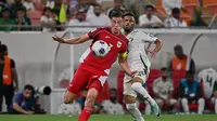 Pemain Timnas Indonesia, Jay Idzes, berusaha mengamankan bola dari kejaran pemain Arab Saudi di putaran keempat Kualifikasi Piala Dunia 2026 Zona Asia, 9 Oktober 2025 (AP Photo)