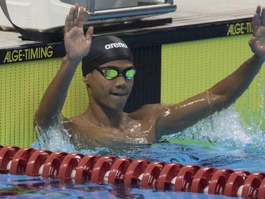 Perenang Indonesia, Jendi Pangabean, selebrasi usai menjadi yang tercepat pada Asian Para Games cabang renang nomor 100 meter gaya punggung S9 di Stadion Aquatic, Jakarta, Kamis (11/10). (Bola.com/Vitalis Yogi Trisna)