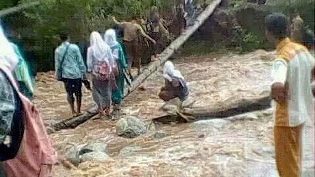 Potret Pelajar Mangoli di Maluku Utara Lepas Sepatu dan Angkat Celana Saat ke Sekolah