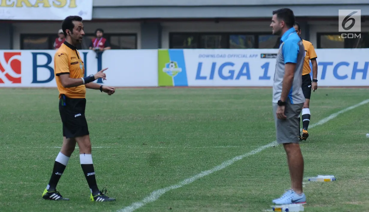 Wasit Bonyadifard Mooud (kiri) memberi peringatan pada pelatih Bhayangkara FC, Simon Mc Menemy saat melawan Sriwijaya FC dilanjutan Liga 1 Indonesia di Stadion Patriot Candrabhaga, Bekasi, Minggu (20/8). (Liputan6.com/Helmi Fithriansyah)