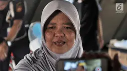 Salah satu keluarga korban memeberi keterangan kepada awak media di posko di Pelabuhan Tanjung Priok, Jakarta, Selasa (30/10). Mereka datang karena ingin melihat barang-barang milik kerabat yang ditemukan tim evakuasi. (Merdeka.com/Iqbal S. Nugroho)