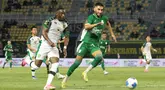Pemain PSMS Medan, Angelo Meneses (kanan), berusaha menutup pergerakan winger Persebaya Surabaya, Yann Mabela, pada laga kedua Grup B Piala Presiden 2026 di Stadion Gelora Bung Tomo, Surabaya, Jawa Timur, Rabu (29/7/2026). Meski mendapat tekanan ketat sepanjang pertandingan, Persebaya tetap mampu mengamankan kemenangan tipis 1-0 atas PSMS sekaligus memastikan langkah ke babak semifinal. (Bola.com/Wahyu Pratama)