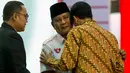 Dua calon Presiden Indonesia, Prabowo Subianto dari Partai Gerindra dan Joko Widodo (Jokowi) dari Partai PDIP saling berpelukan seusai sesi debat pilpres 2014 di Jakarta pada 22 Juni 2014. (AFP PHOTO / ROMEO GACAD)