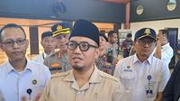 Wakil Badan Penyelenggara Haji Dahnil Anzar Simanjuntak, mengunjungi Terminal 2F Bandara Internasional Soekarno Hatta, untuk mengecek kesiapan musim haji di terminal khusus Haji dan Umroh tersebut, Selasa (22/4/2025) (Liputan6.com/Pramita Triatiawati)