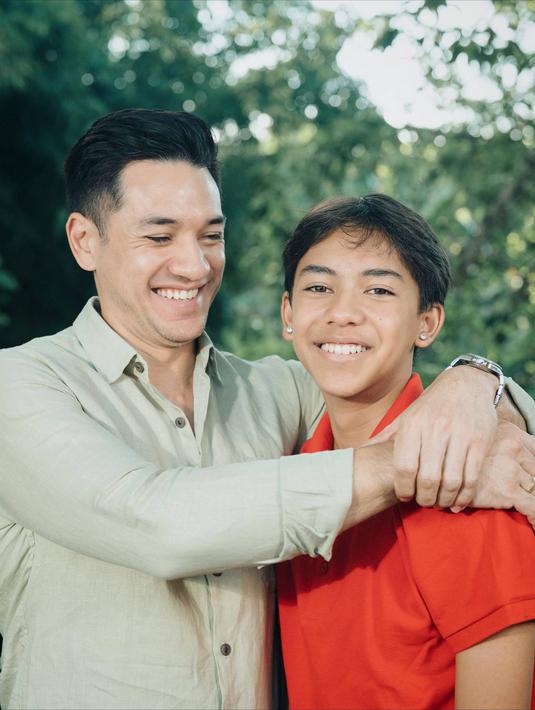 Saat ini Jason yang dulu masih terlihat bocah sudah terlihat semakin besar dan dewasa. Diketahui bahwa saat ini Jason sudah duduk di bangku SMA. Dari penampilannya ia kerap tampil dengan anting-anting yang menghiasi telinganya. (Liputan6.com/IG/@andrew.white._)