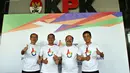 Wakil Ketua KPK Alexander Marwata, Dirjen Bea Cukai Heru Pambudi, Ketua Ombudsman RI Amzulian Rifai dan Dikyanmas KPK, Sujanarko berpose di logo PROFIT (Profesional berintegritas) di Gedung baru KPK, Jakarta, Senin (17/10). (Liputan6.com/Johan Tallo)
