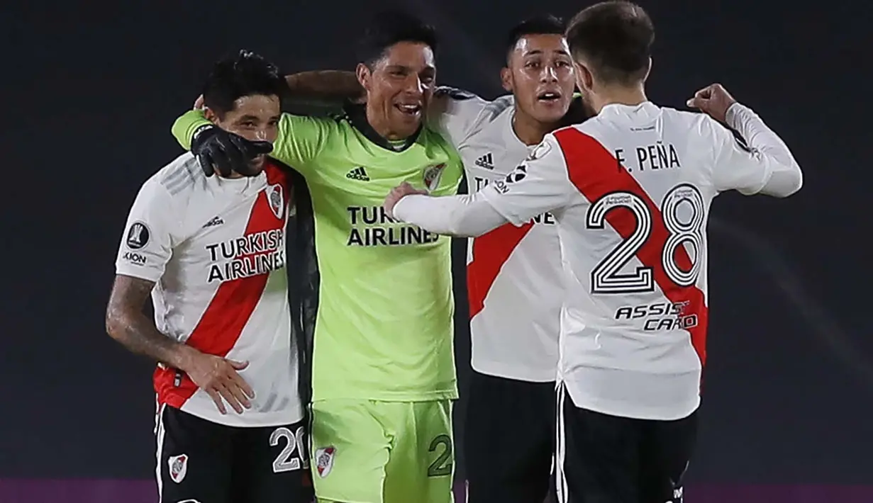 Rekan satu timnya pun mengapresiasi penampilan gemilang Enzo si kiper dadakan. Dan yang lebih menariknya lagi dia dinobatkan menjadi pemain terbaik dalam pertandingan tersebut. (Foto: AFP/Pool/Juan Ignacio Roncoroni)