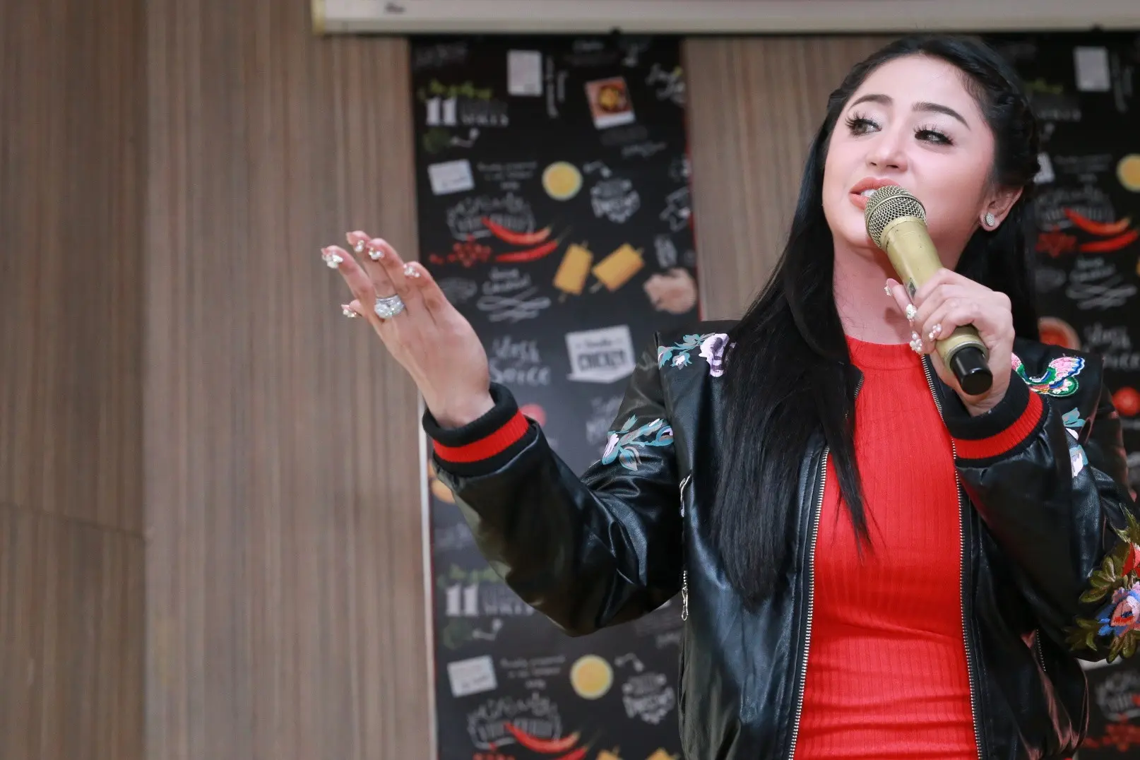 Dewi Perssik merilis album keduanya bertajuk Semua Karena Cinta. (Adrian Putra/Bintang.com)