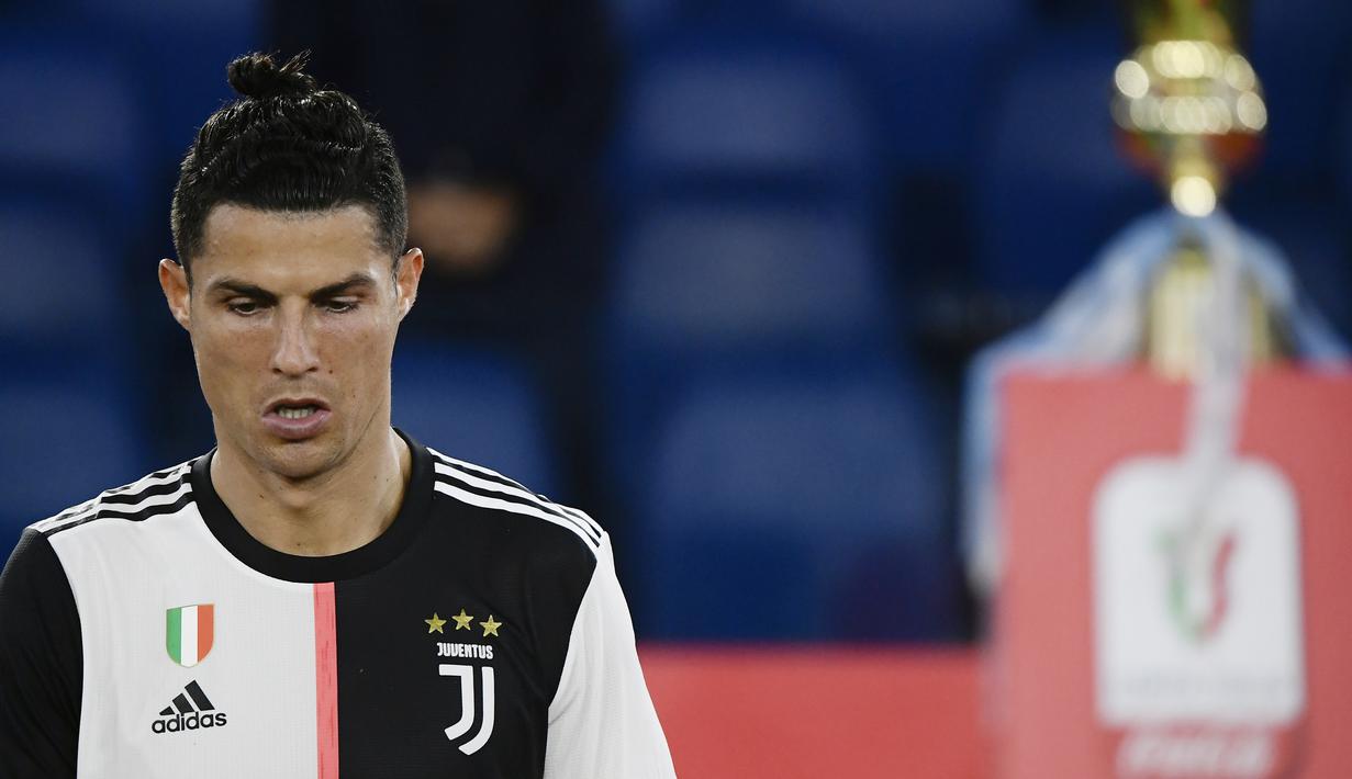 Striker Juventus, Cristiano Ronaldo, tampak kecewa usai ditaklukkan Napoli pada laga final Coppa Italia di Stadion Olympic, Roma, Rabu (17/6/2020). Cristiano Ronaldo kembali gagal membawa Juventus meraih juara usai kalah adu penalti dari Napoli. (AFP/Filippo Monteforte)