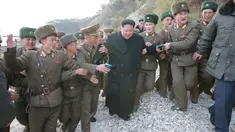 Foto yang dirilis kantor berita KCNA di Pyongyang pada Jumat (11/11), Pemimpin Korea Utara Kim Jong Un saat melakukan inspeksi di sebuah detasemen pertahanan di Pulau Mahap, sektor depan Korea Utara. (REUTERS/KCNA)