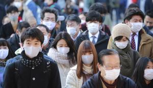 Orang-orang yang memakai masker wajah melakukan tradisi doa untuk Tahun Baru pada hari kerja pertama tahun ini di Kuil Kanda Myojin, di Tokyo, Jepang, Senin (4/1/2021).  Masyarakat Jepang berdoa bersama di kuil tersebut untuk memohon kelancaran bisnis. (AP Photo/Koji Sasahara)