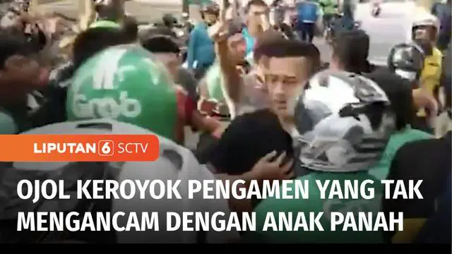 Pengendara ojek online mengeroyok pengamen di dalam areal kampus Universitas Hasanuddin, Makassar, Sulawesi Selatan, Selasa (29/11) petang. Diduga kericuhan terjadi akibat pengamen mengancam dengan anak panah saat ditegur pengendara ojek online.