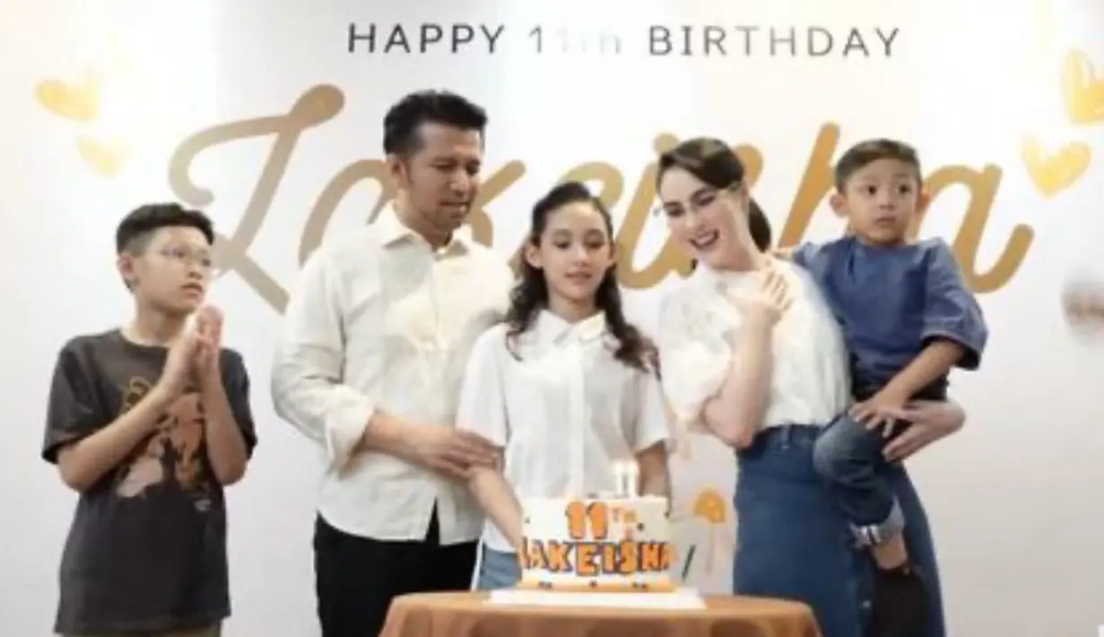 Arumi Bachsin merayakan ulang tahun putrinya, Lakeisha ke-11 dengan pesta sederhana. Putrinya yang akrab disapa Keisha terlihat mendapat kue ulang tahun warna putih lengkap dengan lilinnya. [@arumibachsin_94]