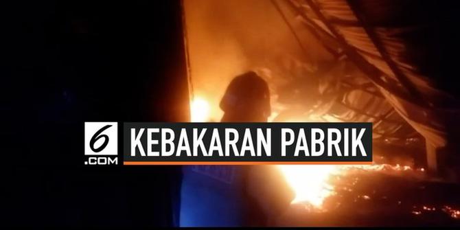 VIDEO: Pabrik Kasur di Cirebon Ludes Terbakar