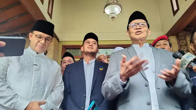 Mantan Gubernur DKI Jakarta Anies Baswedan menyambangi kediaman Mantab Gubernur Banten Wahidin Halim. Dalam pertemuan itu, Anies juga bertemu dengan sejumlah ulama. (Liputan6.com/Pramita Tristiawati)