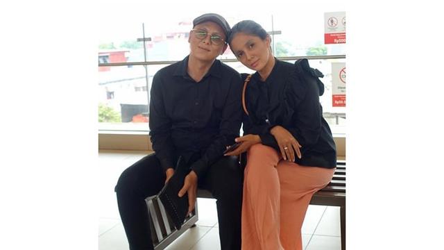 Keduanya pun kompak merias wajah dengan makeup ala kakek nenek.