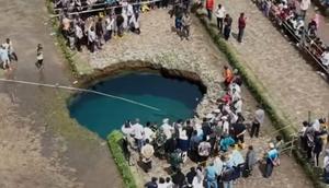 Warga Ramai Ambil Air dari Sinkhole Limapuluh Kota, Ahli Lingkungan Ingatkan Risiko Kesehatan. Foto: tangkapan layar Tiktok @vasco_ruseimy.