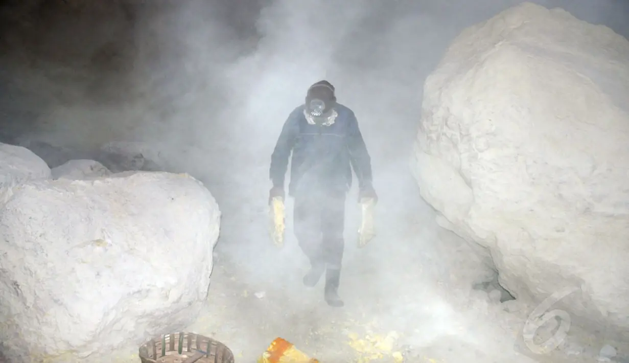 Aktivitas penambang sulfur menjadi daya tersendiri bagi para wisatawan yang berkunjung ke kawasan kawah Gunung Ijen, Jawa Timur, (20/10/2014). (Liputan6.com/Helmi Fithriansyah)