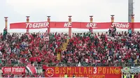 Suporter Madura United, K-Conk Mania, yang sudah kembali memadati Gelora Bangkalan ketika Madura United menjalani laga kandang, seperti ketika menjamu Persib Bandung, Sabtu (5/10/2019). (Bola.com/Aditya Wany)