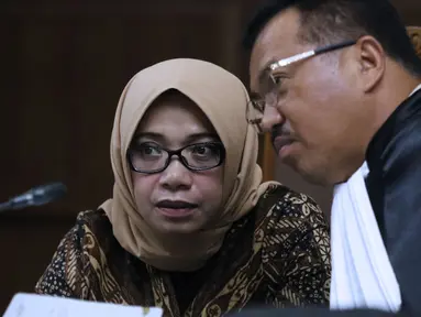 Terdakwa dugaan suap kesepakatan kontrak kerja sama PLTU Riau-1, Eni Maulani Saragih (kiri) menyimak keterangan saksi pada sidang lanjutan di Pengadilan Tipikor, Jakarta, Selasa (11/12). Sidang mendengar keterangan saksi. (Liputan6.com/Helmi Fithriansyah)