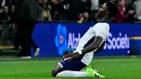 Gelandang Inggris, Bukayo Saka, merayakan gol ketiga timnya dalam pertandingan persahabatan antara Inggris dan Wales di Stadion Wembley, London, pada 9 Oktober 2025. (Ben STANSALL/AFP)