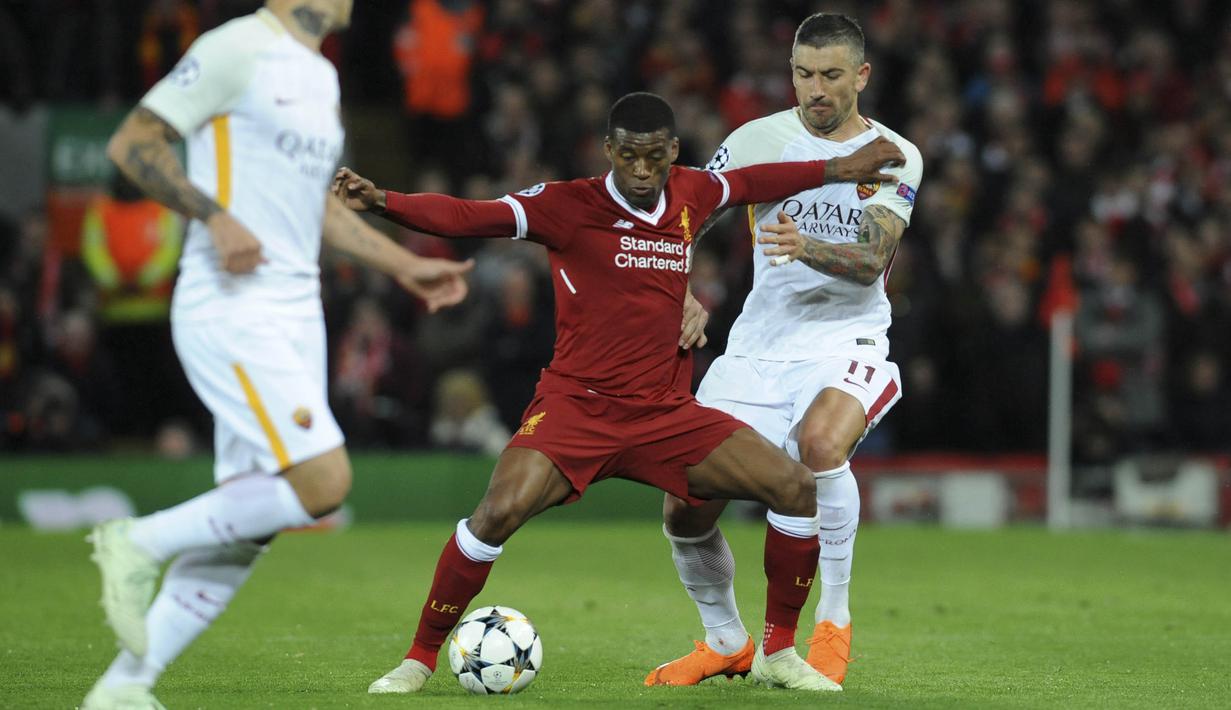 Gelandang Liverpool, Georginio Wijnaldum, berebut bola dengan bek AS Roma, Aleksandar Kolarov, pada leg pertama semifinal Liga Champions di Stadion Anfield, Selasa (24/4/2018). Liverpool menang 5-2 atas AS Roma. (AP/Rui Vieira)