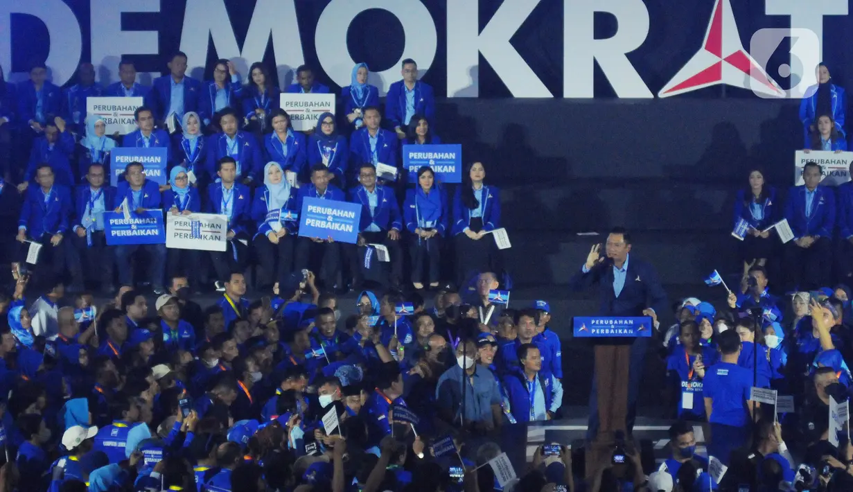 Agus Harimurti Yudhoyono (AHY) selaku Ketua Umum Partai Demokrat menyampaikan pidato politiknya di Tennis Indoor Senayan, Jakarta, Selasa (14/3/2023). Pidato politik AHY dihadiri pengurus teras Partai Demokrat, baik pusat maupun daerah, organisasi sayap, anggota Fraksi Demokrat seluruh Indonesia, dan ribuan kader lainnya. (merdeka.com/Imam Buhori)