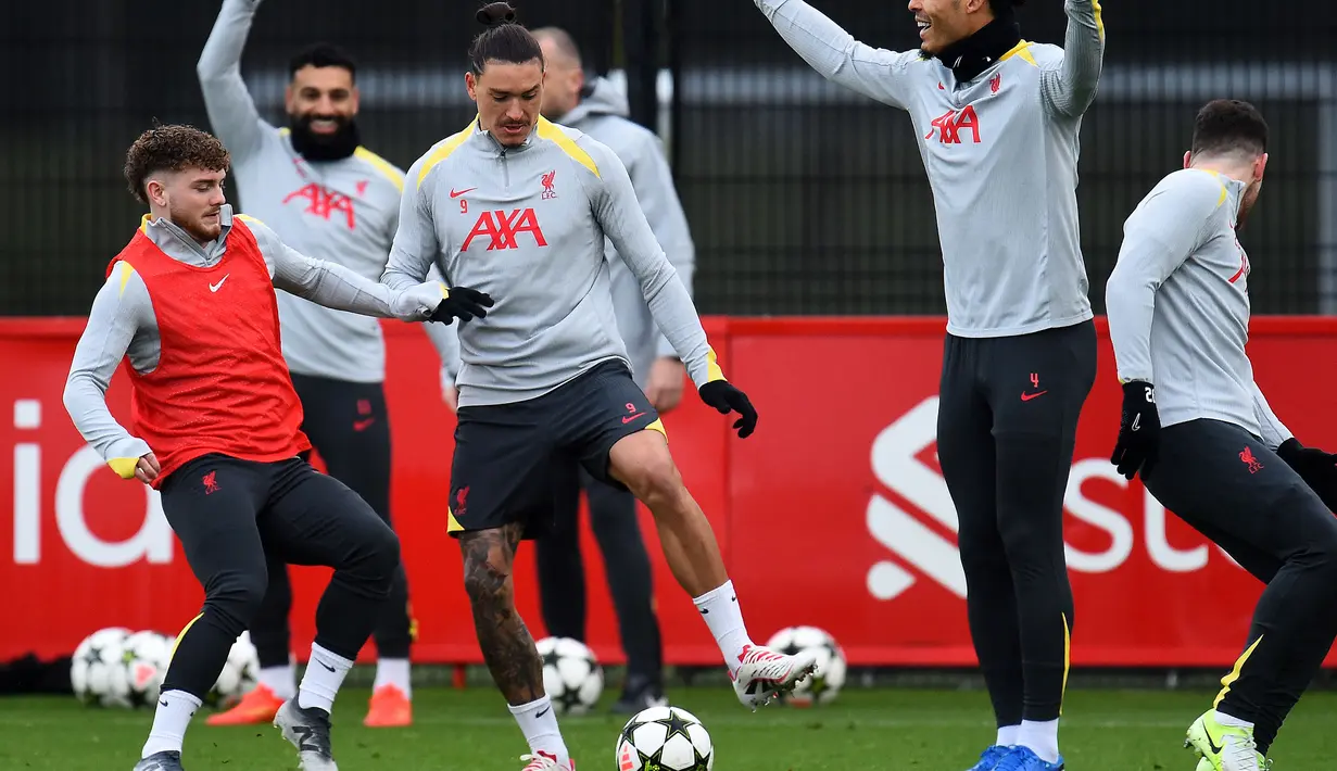 Darwin Nunez (tengah) bersama sejumlah pemain Liverpool melakukan latihan jelang laga lanjutan Liga Champions 2024/2025 melawan Girona di AXA training centre, Liverpool, Inggris, Senin (09/12/2024) waktu setempat. (AFP/Peter Powell)