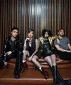 Vidi Aldiano, Yuki Kato, Bunga Citra Lestari, dan Ranggaz Laksmana merayakan pesta ulang tahun bersamaan bertema 'Emo Night'. Geng zodiak Aries tersebut tampil total dengan outfit dan riasan hitam. (Foto: Instagram @vidialdiano)