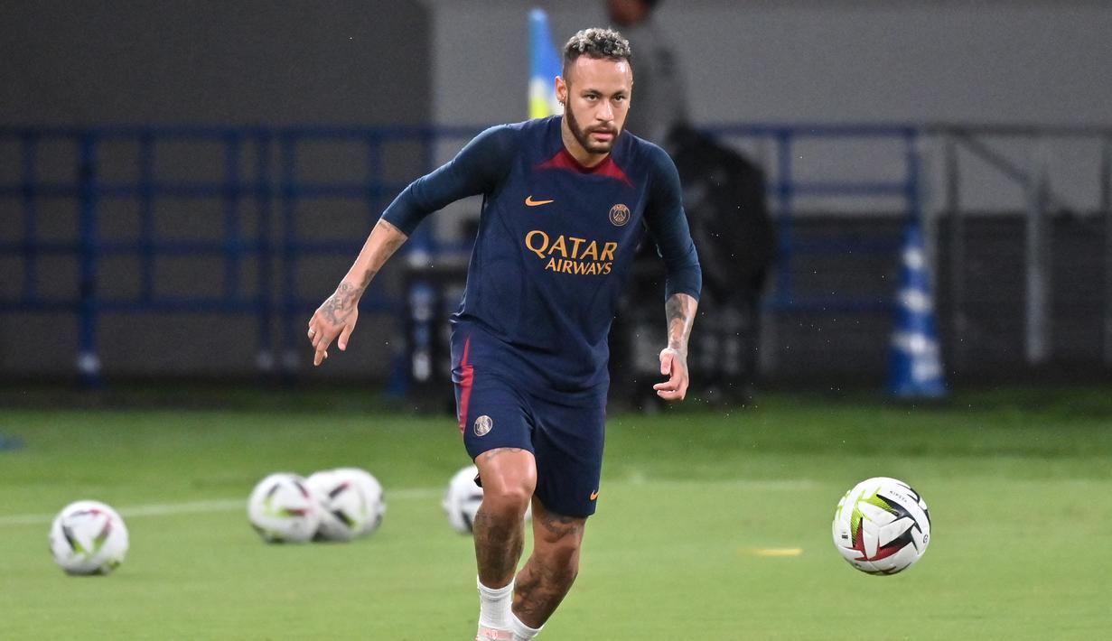 Penyerang Paris Saint-Germain (PSG), Neymar mengambil bagian dalam sesi latihan di Stadion Nasional di Tokyo pada 31 Juli 2023. (AFP/Richard A. Brooks)